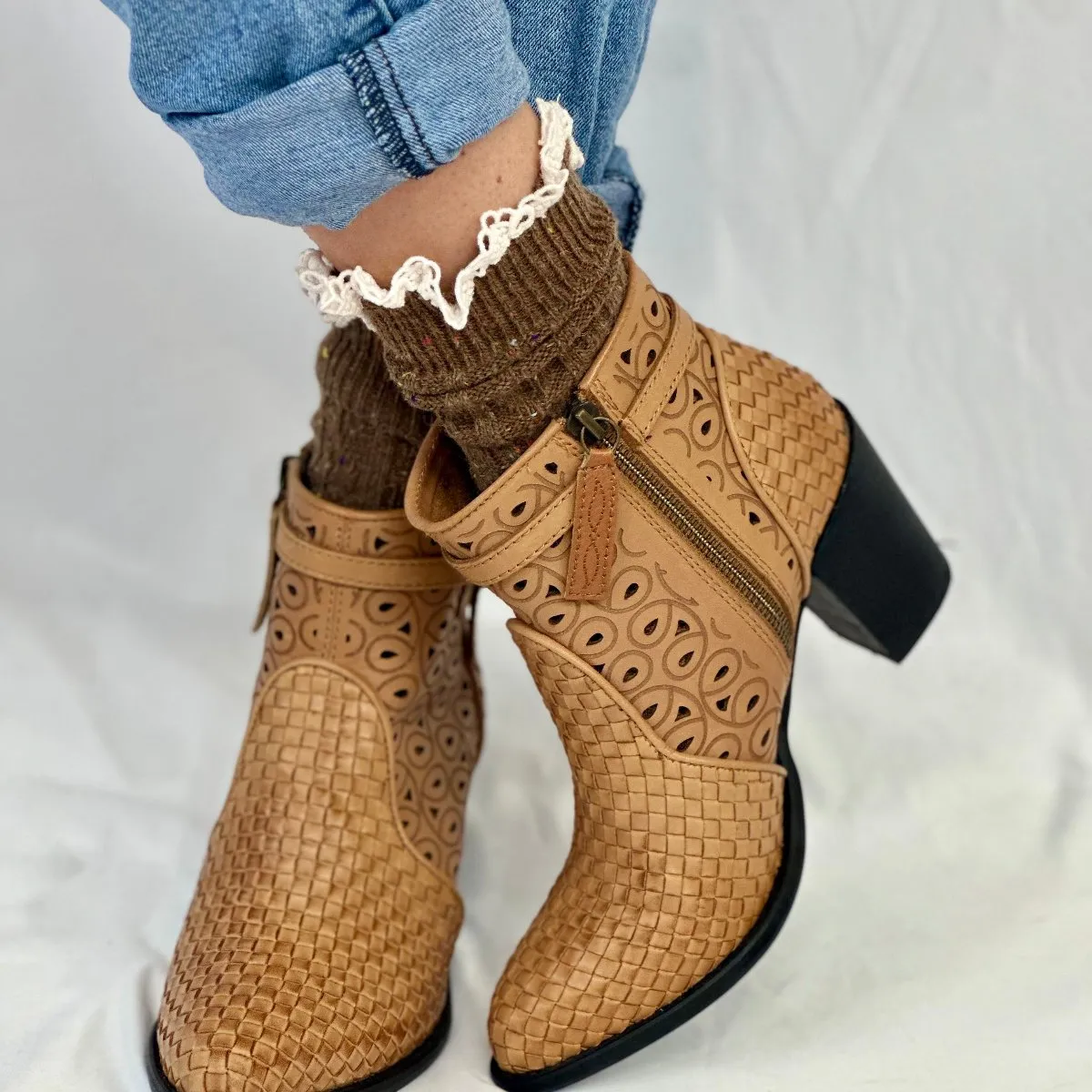 BOOTIE  lace slouch  socks - brown