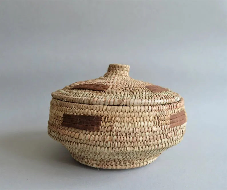 Round palm leaf wicker box for jewelry