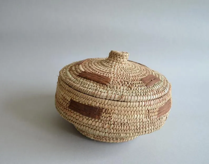 Round palm leaf wicker box for jewelry