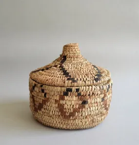 Rustic style Round basket with lid with leather decoration